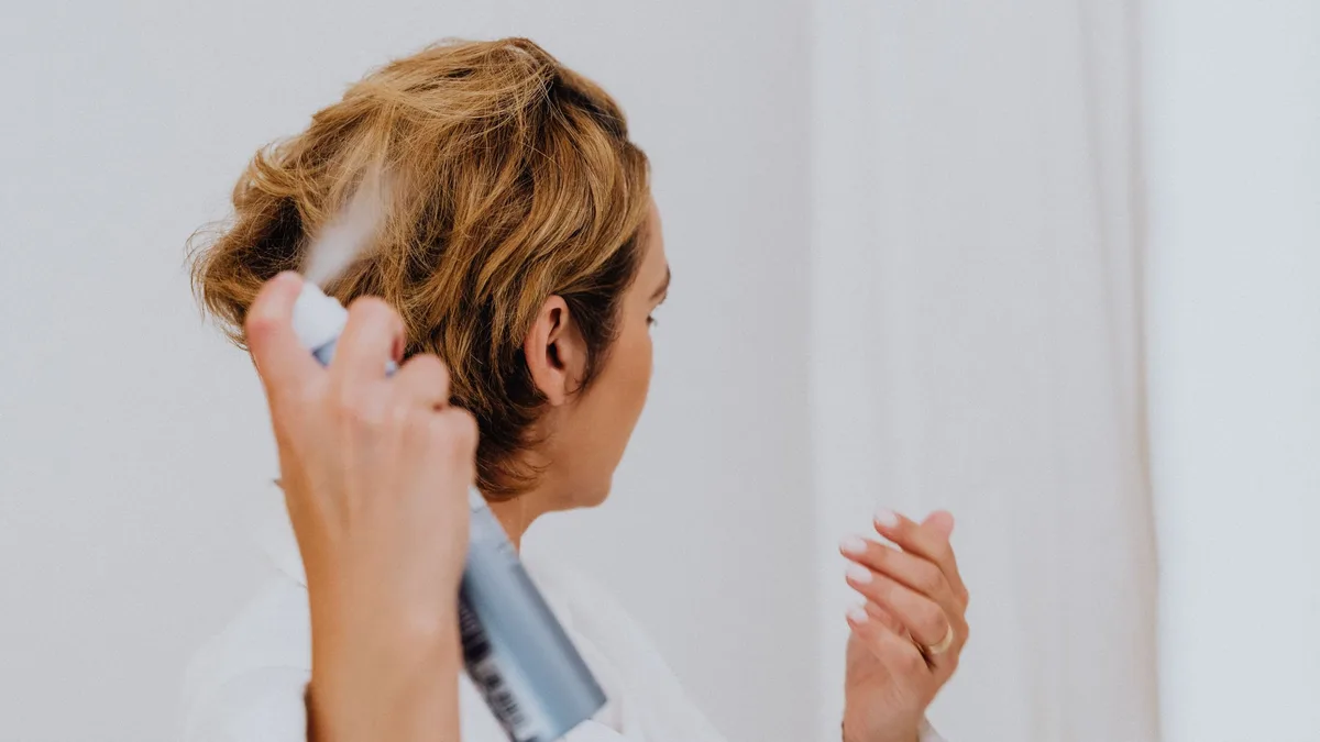Illustration de l'article « Laque pour cheveux : obtenir une tenue souple »
