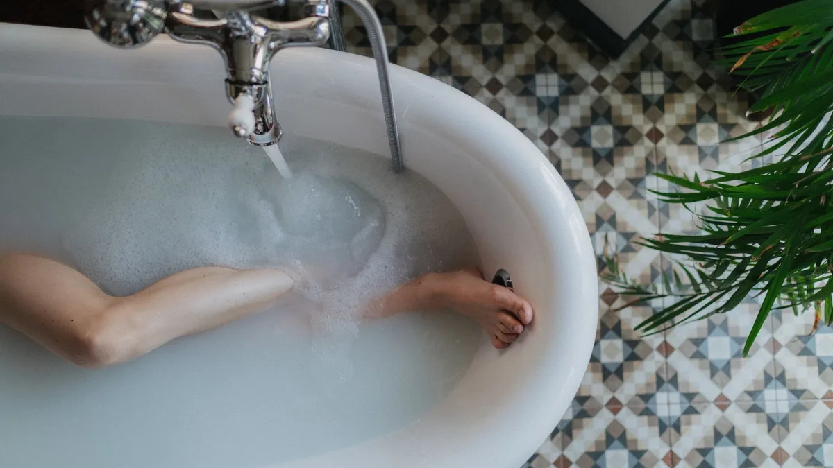 Illustration de l'article « Le bain de pieds, rituel oublié du soir »